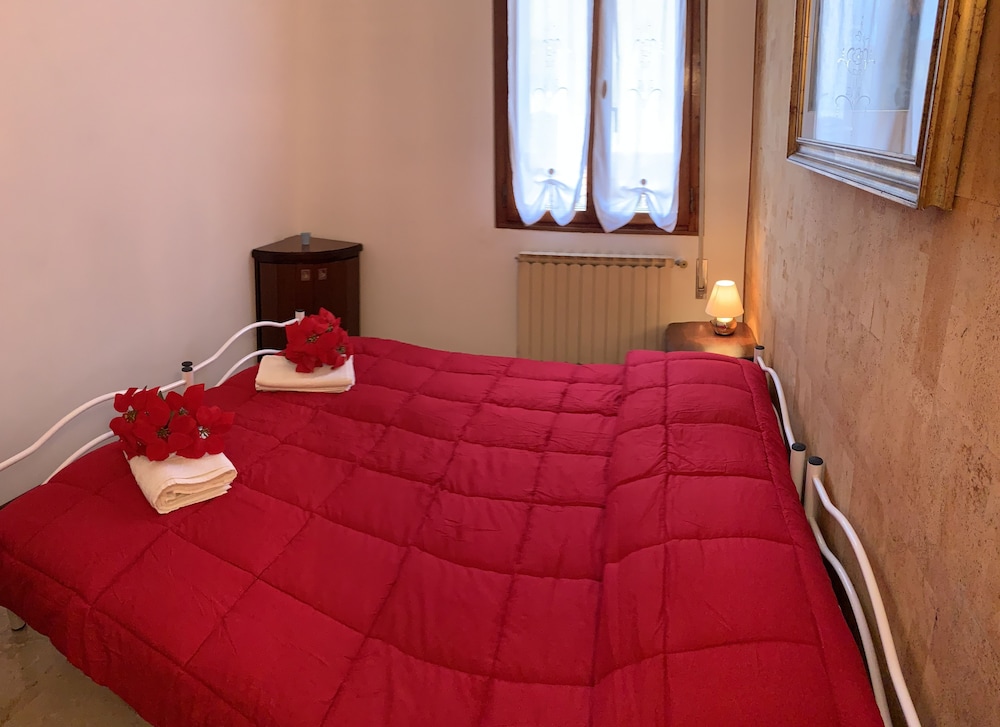 Standard Double Room, Shared Bathroom, City View photo 3