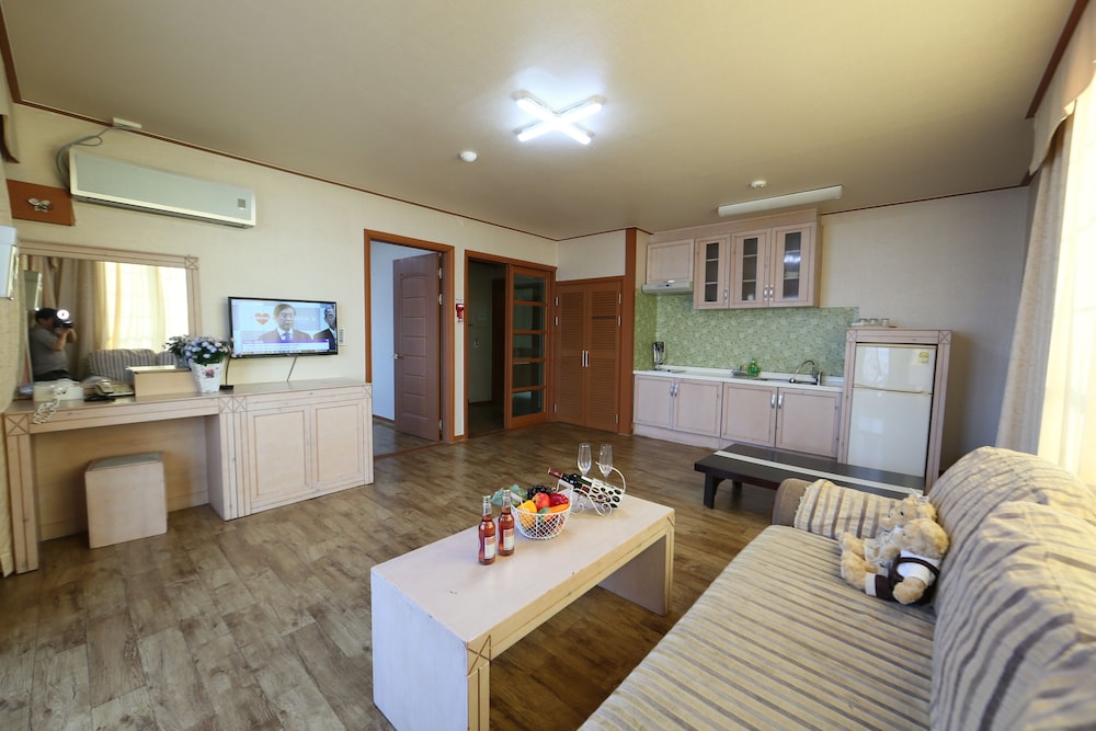 Family Room (23PY, extra person fee over 6 People) photo 1