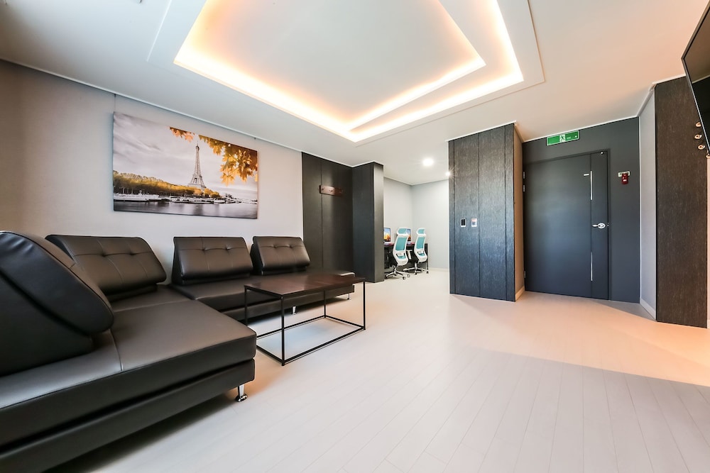 Family Room - Photo 9