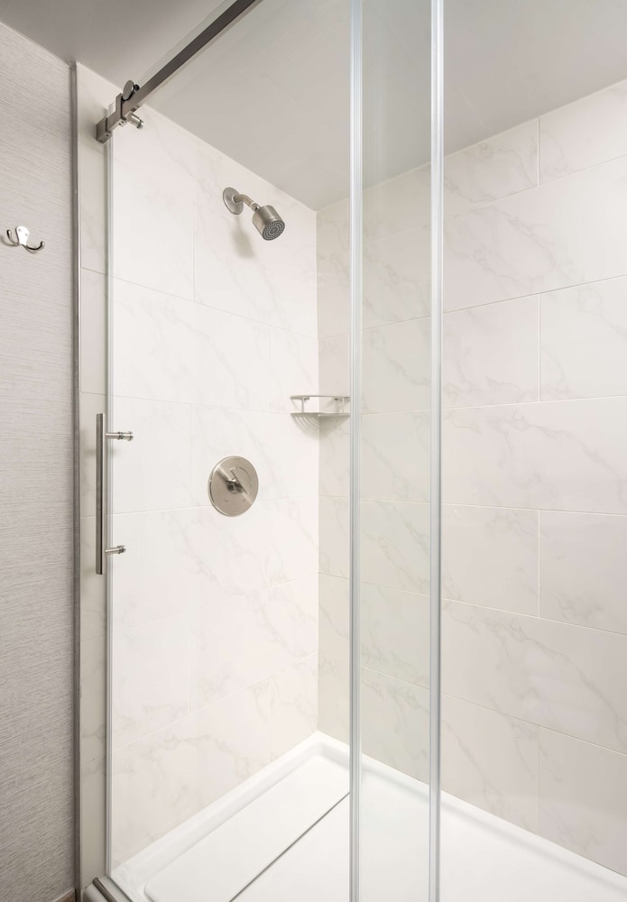 Suite, 1 Queen Bed, Accessible (Roll-in Shower) - Photo 3