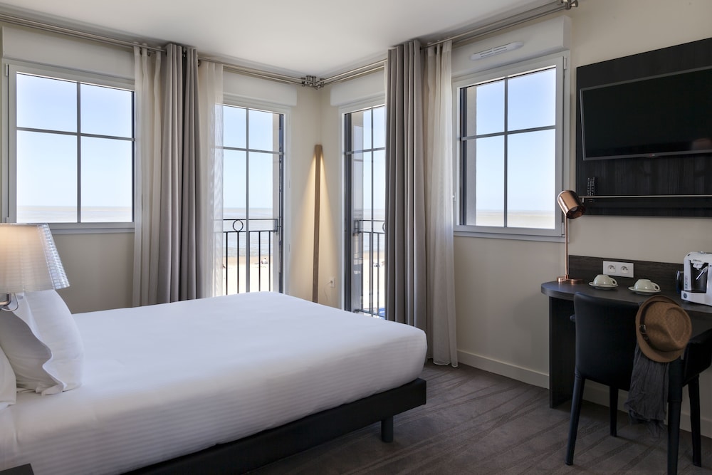 Premium Room, 1 Queen Bed, Ocean View photo 2