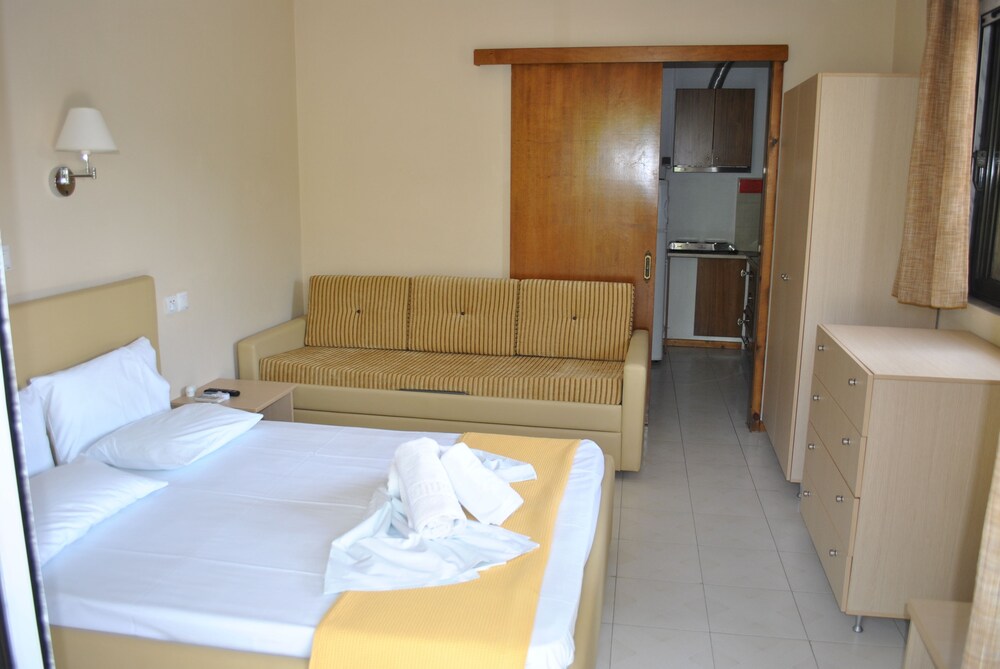Basic Double Room, 1 Bedroom, Kitchen, Partial Sea View photo 1