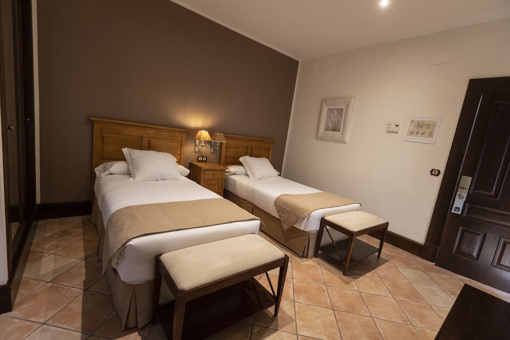 Classic Twin Room - Photo 3