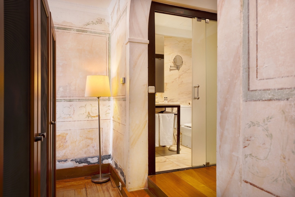 Standard Double or Twin Room - Photo 8