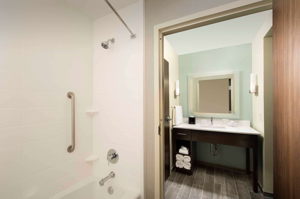 Studio, 2 Queen Beds, Accessible, Bathtub thumbnail 5