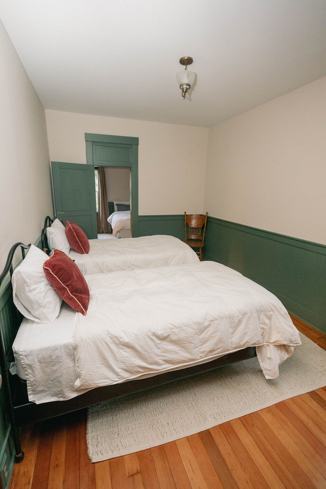 Suite, Shared Bathroom (Two Twin Beds) photo 1