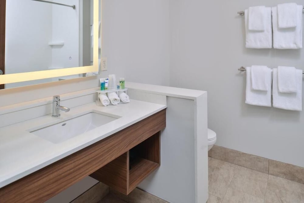 Suite, 2 Twin Beds, Mobility Accessible (Communications Accessible) photo 3