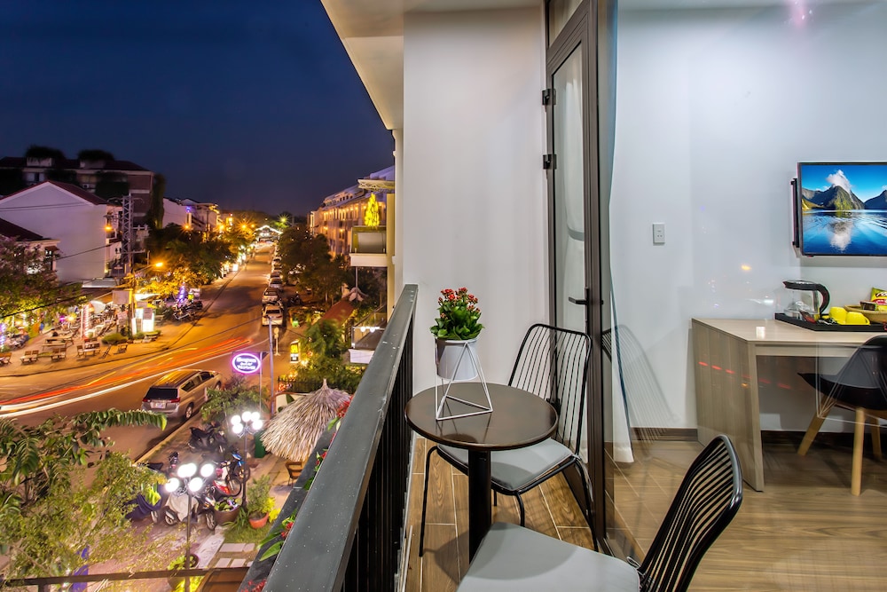 Deluxe Room, Balcony, City View photo 3