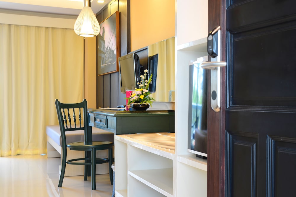 Deluxe Sino Room with Balcony - Photo 3