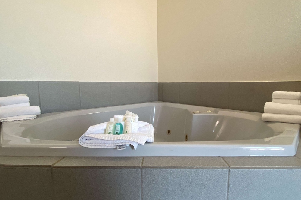 Suite, 1 King Bed with Sofa bed, Non Smoking, Hot Tub (No Pets Allowed) - Photo 6