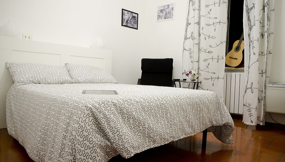 Room (Shared Bathroom)