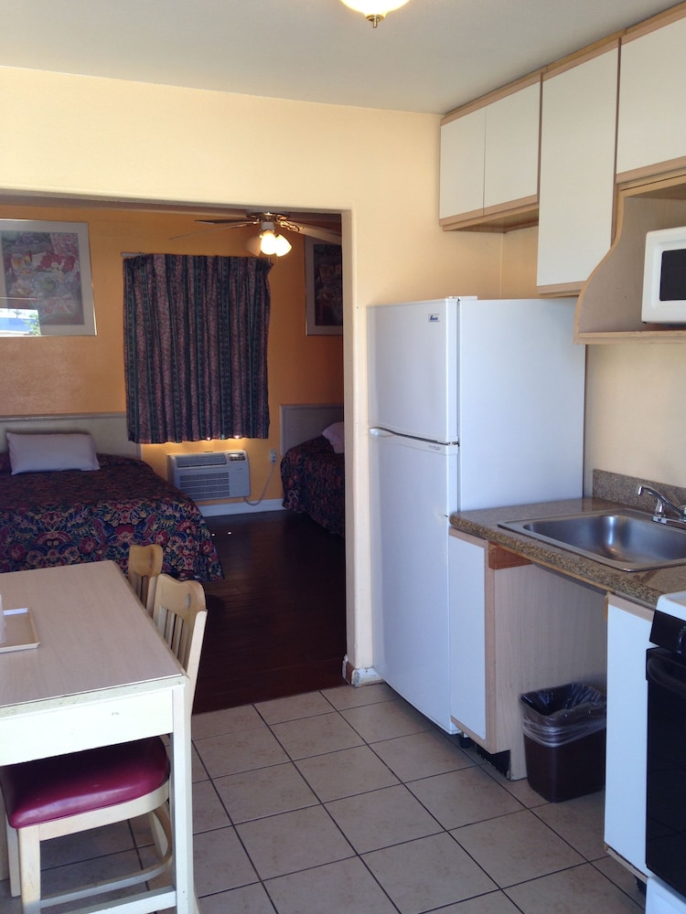 Standard Room (2 Full Beds) photo 3