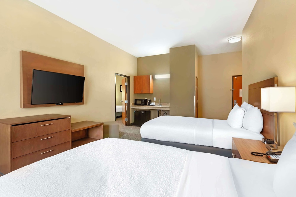 Suite, Multiple Beds, Accessible, Refrigerator & Microwave - Photo 4