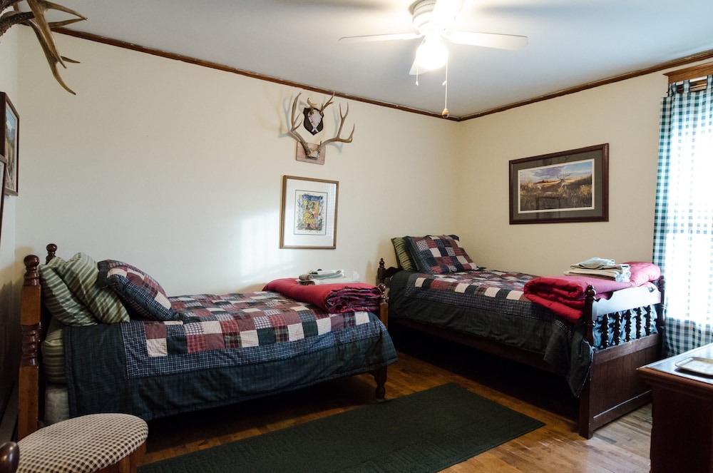 Room, 2 Twin Beds, Shared Bath photo 1