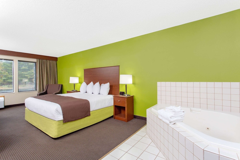 Deluxe Studio Suite, 1 King Bed, Non Smoking photo 1