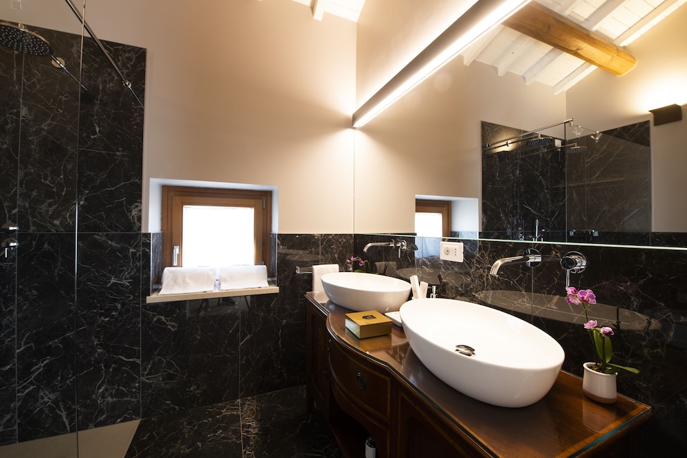 Magari Suite with Tub and Balcony photo 3