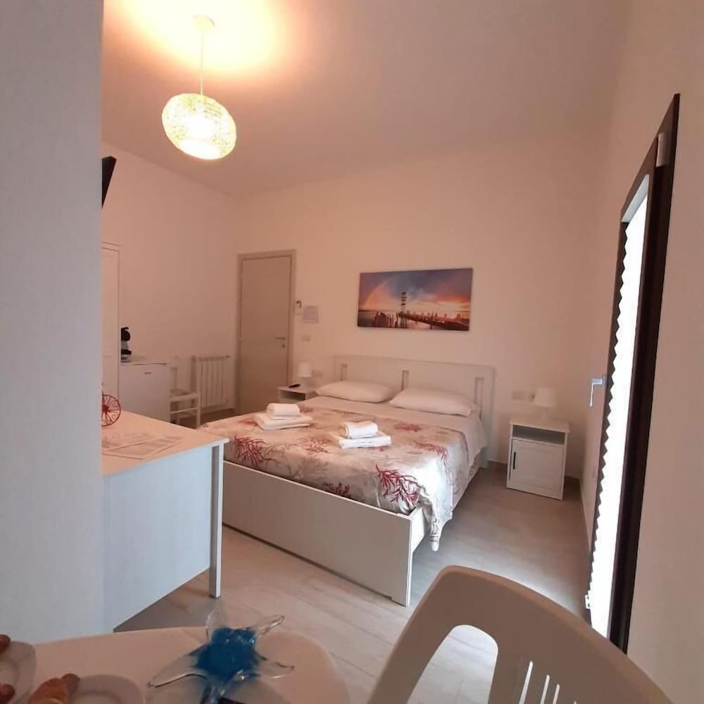 Double or Twin Room, Partial Sea View photo 2