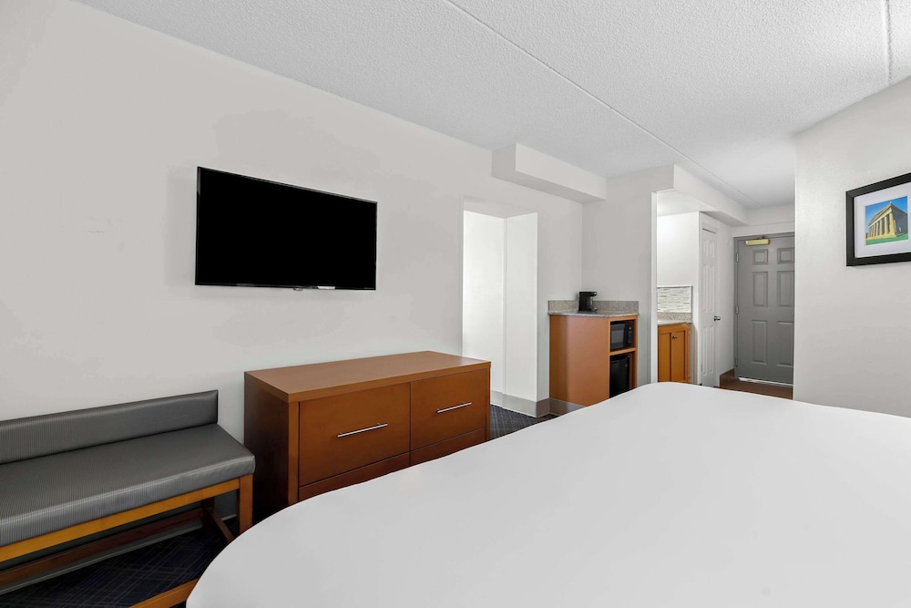 Suite, 1 King Bed Jacuzzi With Heart Shape With Pool View photo 2