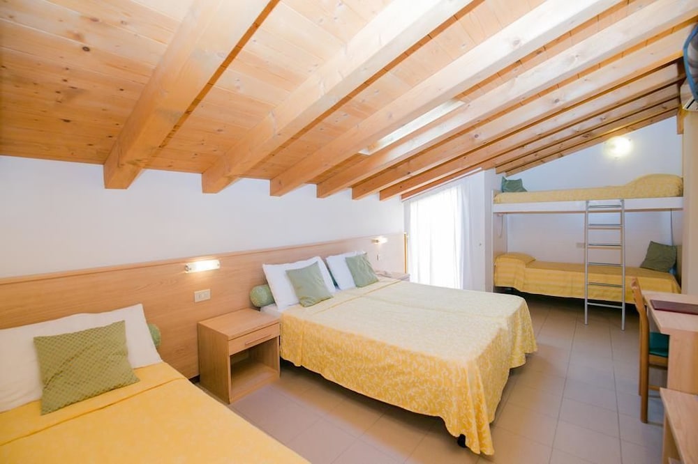 Comfort Room, Balcony (5 people)