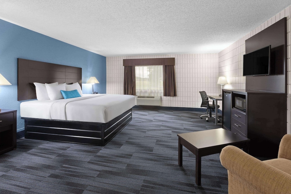 Junior Suite, 1 King Bed, Non Smoking - Photo 1
