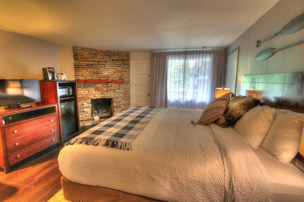 Deluxe Room, 1 King Bed with Sofa bed, Fireplace (Private Balcony) photo 1