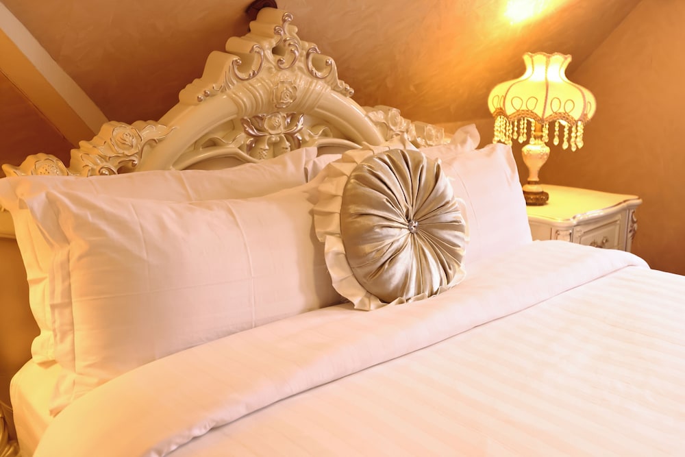 Deluxe Room, 1 Queen Bed, City View - Third Floor photo 2