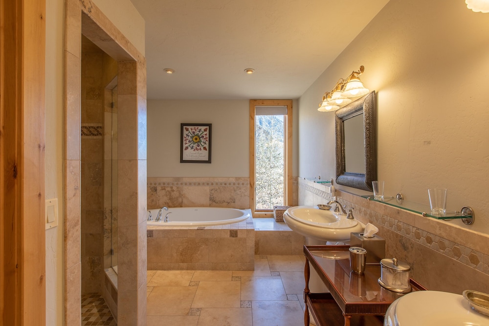 Premium Room (Not Pet Friendly and No Elevator) photo 3