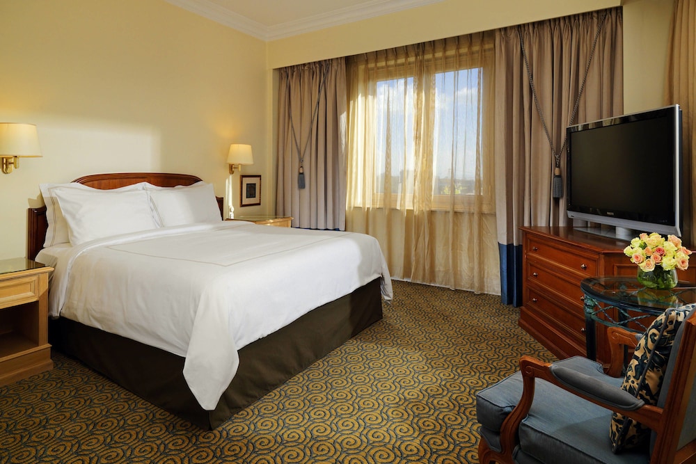 Junior Suite, 1 King Bed, Smoking, Balcony - Photo 5