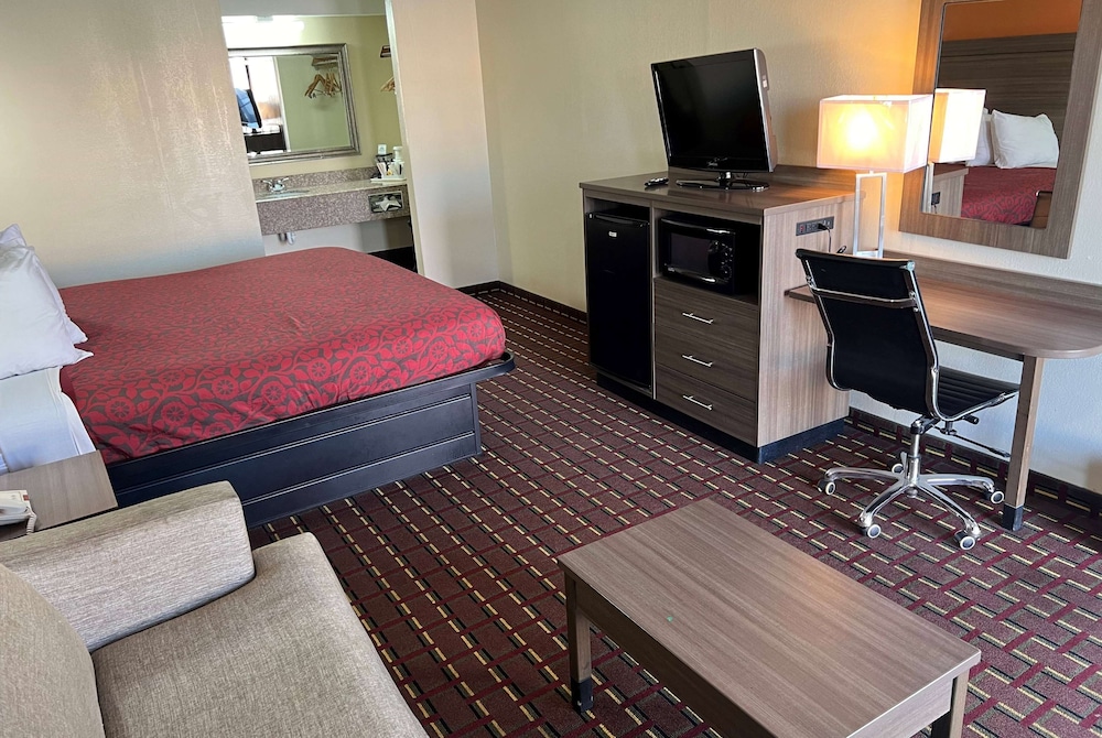 Standard Room, 1 King Bed - Photo 3