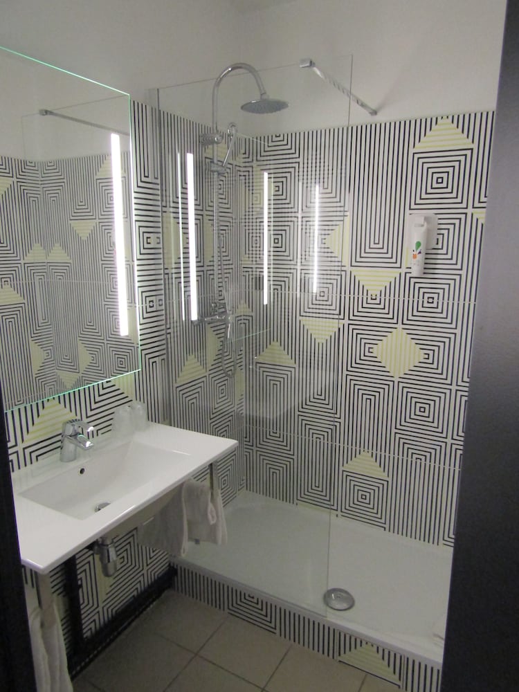 Standard Room, 3 Twin Beds - Photo 7
