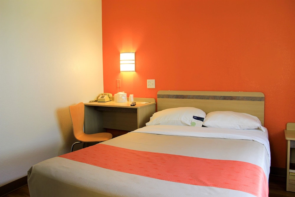 Standard Room, 1 King Bed, Non Smoking - Photo 3
