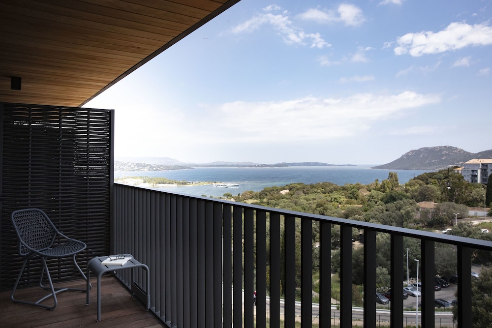 Deluxe Room, 1 Queen Bed, Balcony, Sea View - Photo 8