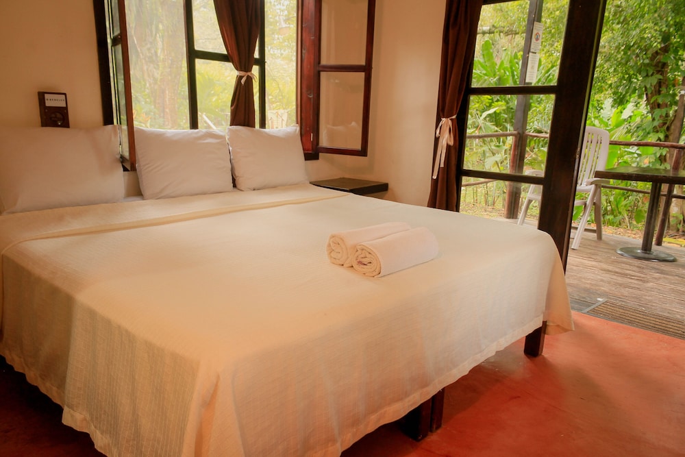 Economy Room, 1 Queen Bed, Private Bathroom photo 3