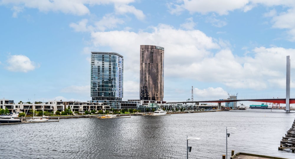 1 Bedroom Apartment Absolute Waterfront - Photo 10