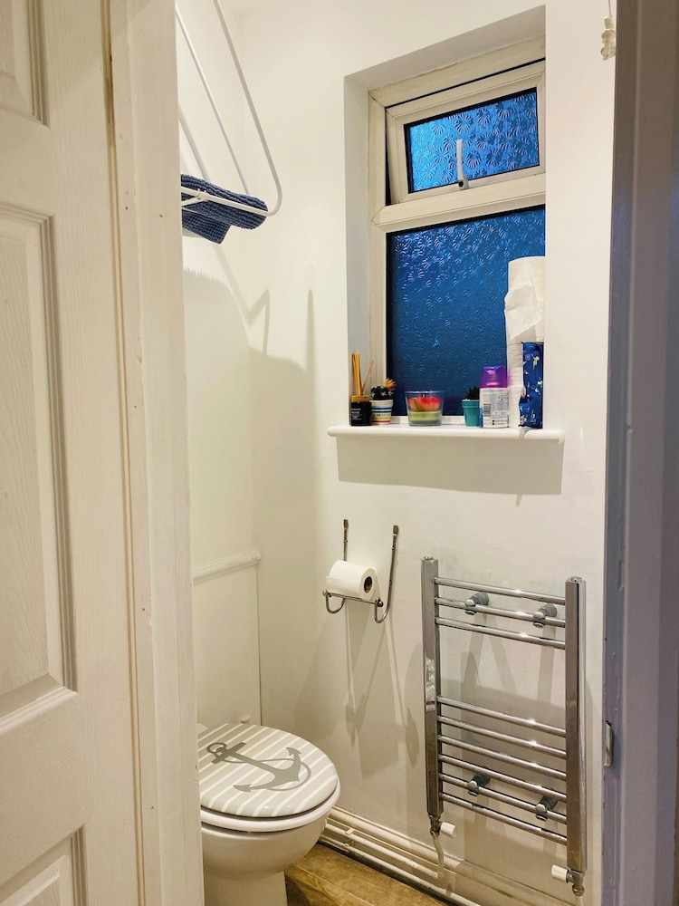 Relax in This Charming East Cowes House With Garden and BBQ, Zdjęcie 10