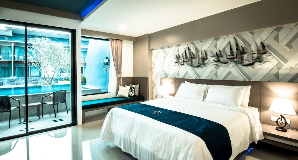 Deluxe Double Room, Pool Access photo 3
