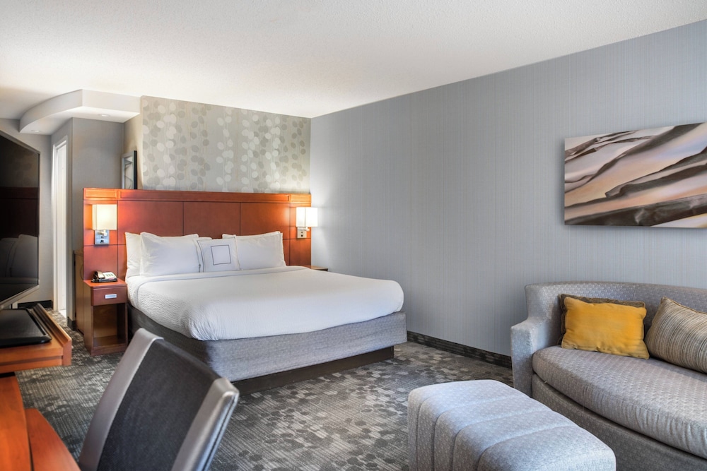 Room, 1 King Bed (Hearing Accessible) - Photo 1