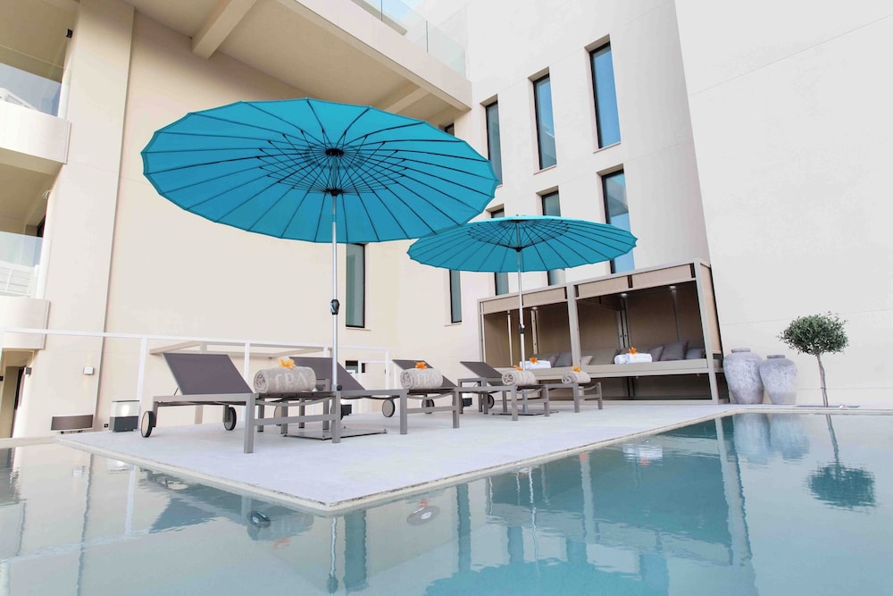 Suite Pool thumbnail 5