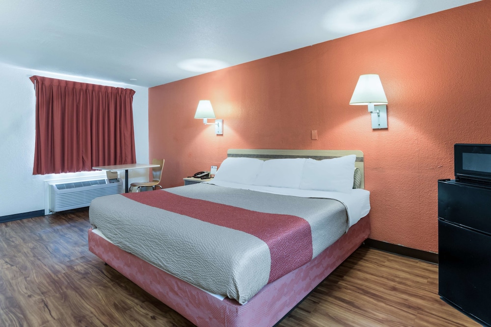 Standard Room, 1 King Bed, Non Smoking, Refrigerator & Microwave photo 3
