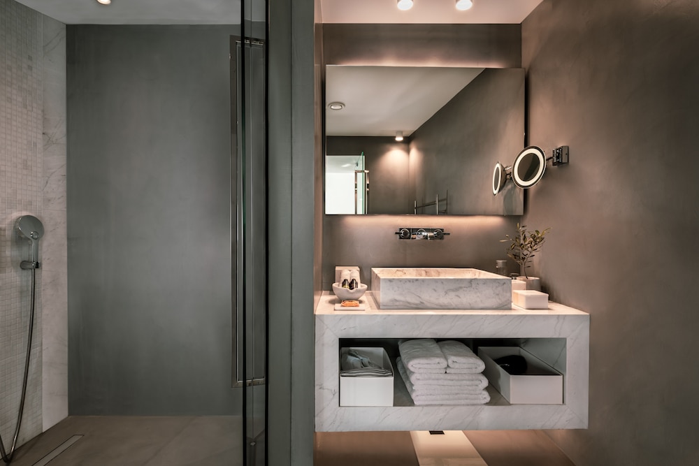 Deluxe Room - Photo 12