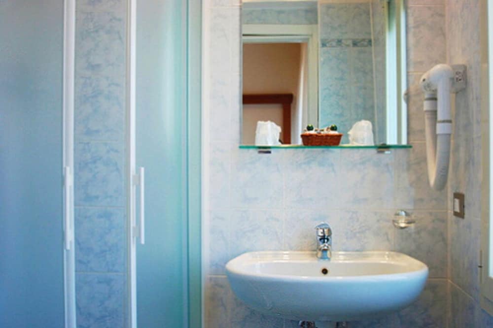 Standard Triple Room - Photo 2