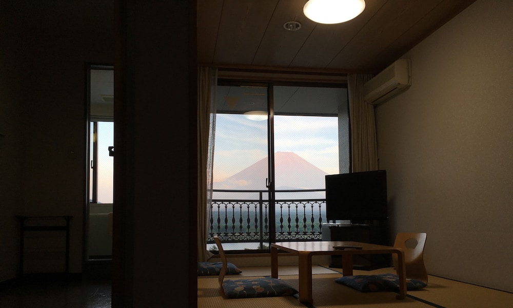 Japanese Western Style Room B 16sqm (Private Bathroom, Mount Fuji and Lake Shoji View), Non Smoking photo 3