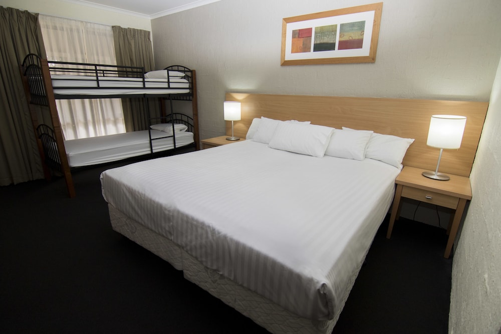 Standard Room (1 King Bed and 1 Bunk Bed) - Photo 8