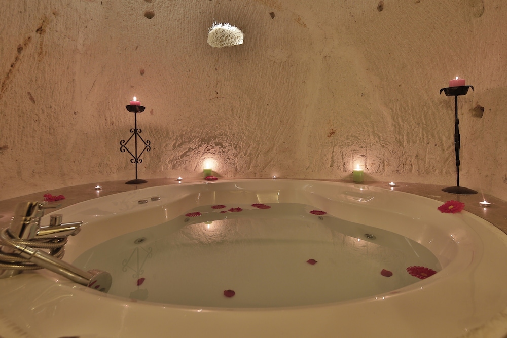 Honeymoon Room - Photo 14
