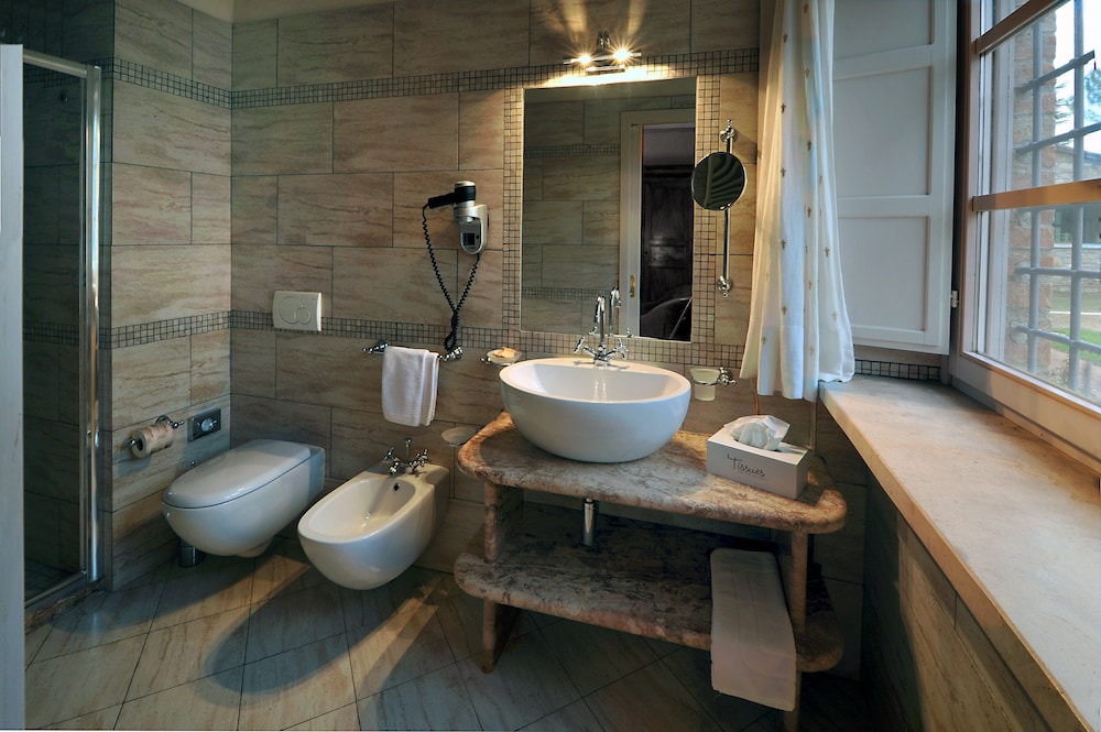 Superior Suite - Photo 11
