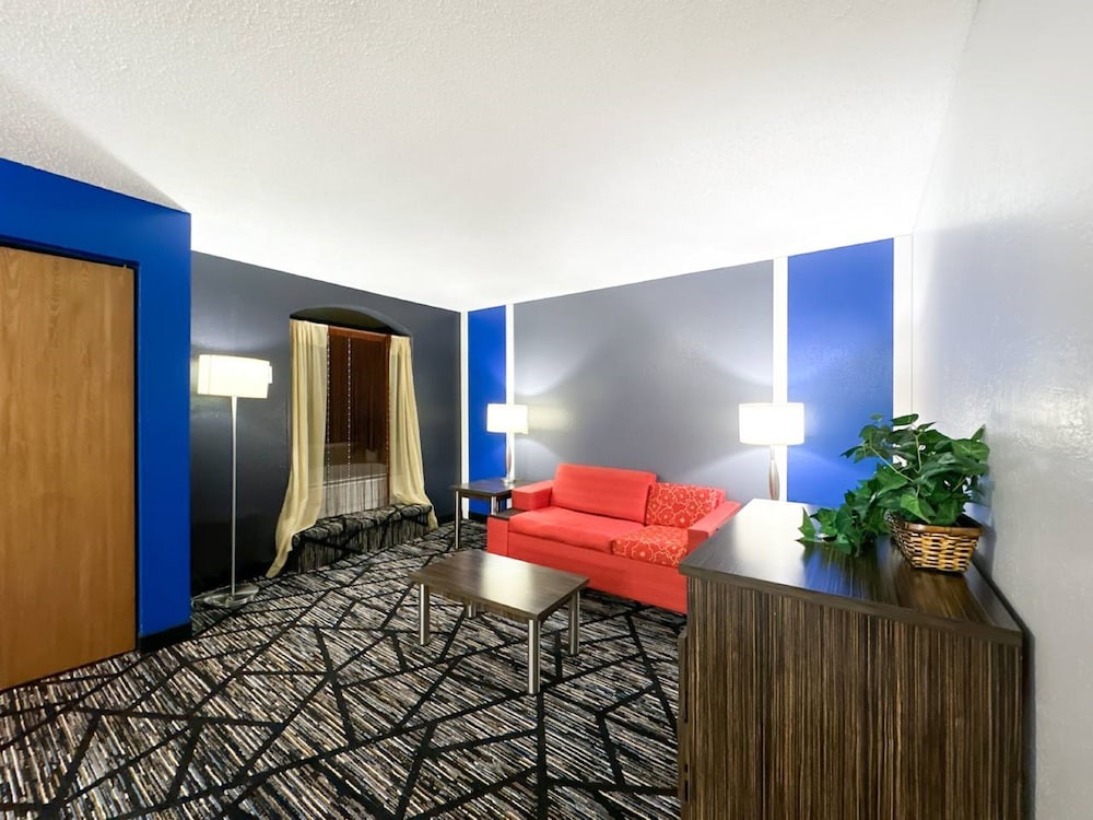 Family Suite with Hot Tub Oversized Non-Smoking photo 2