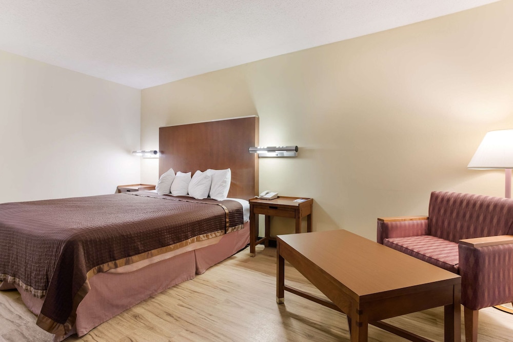Standard Room, 1 King Bed, Non Smoking - Photo 5