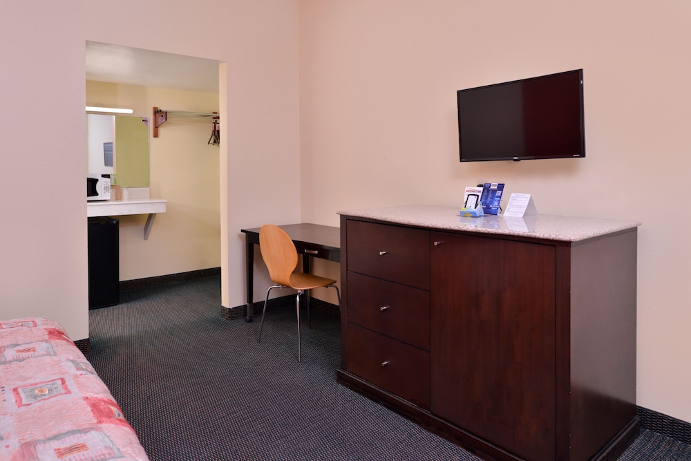 Room, 1 King Bed, Non Smoking photo 2