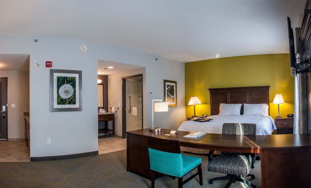 Studio, 1 King Bed, Refrigerator & Microwave (Wet bar)
