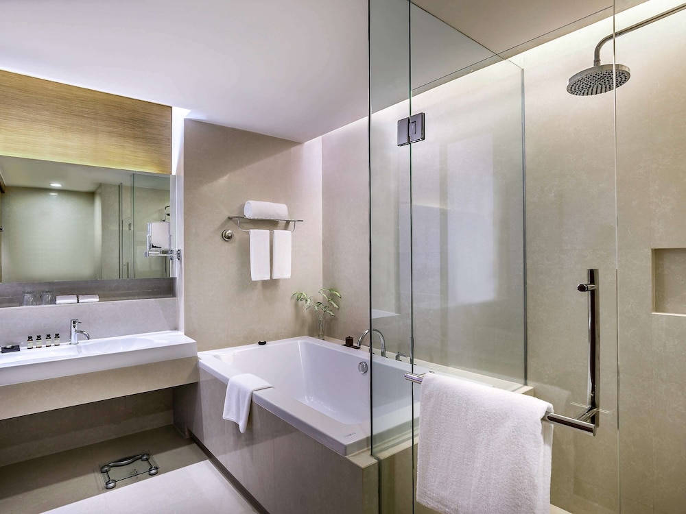 Executive Suite Room, Lounge Access, 1 King Bed, High Floor thumbnail 5